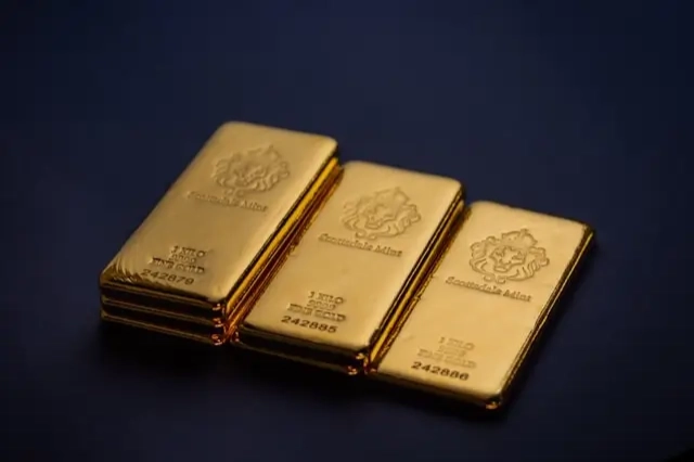Vendemos ouro em barra e granulado, com grau de pureza 999 ou 9999.
